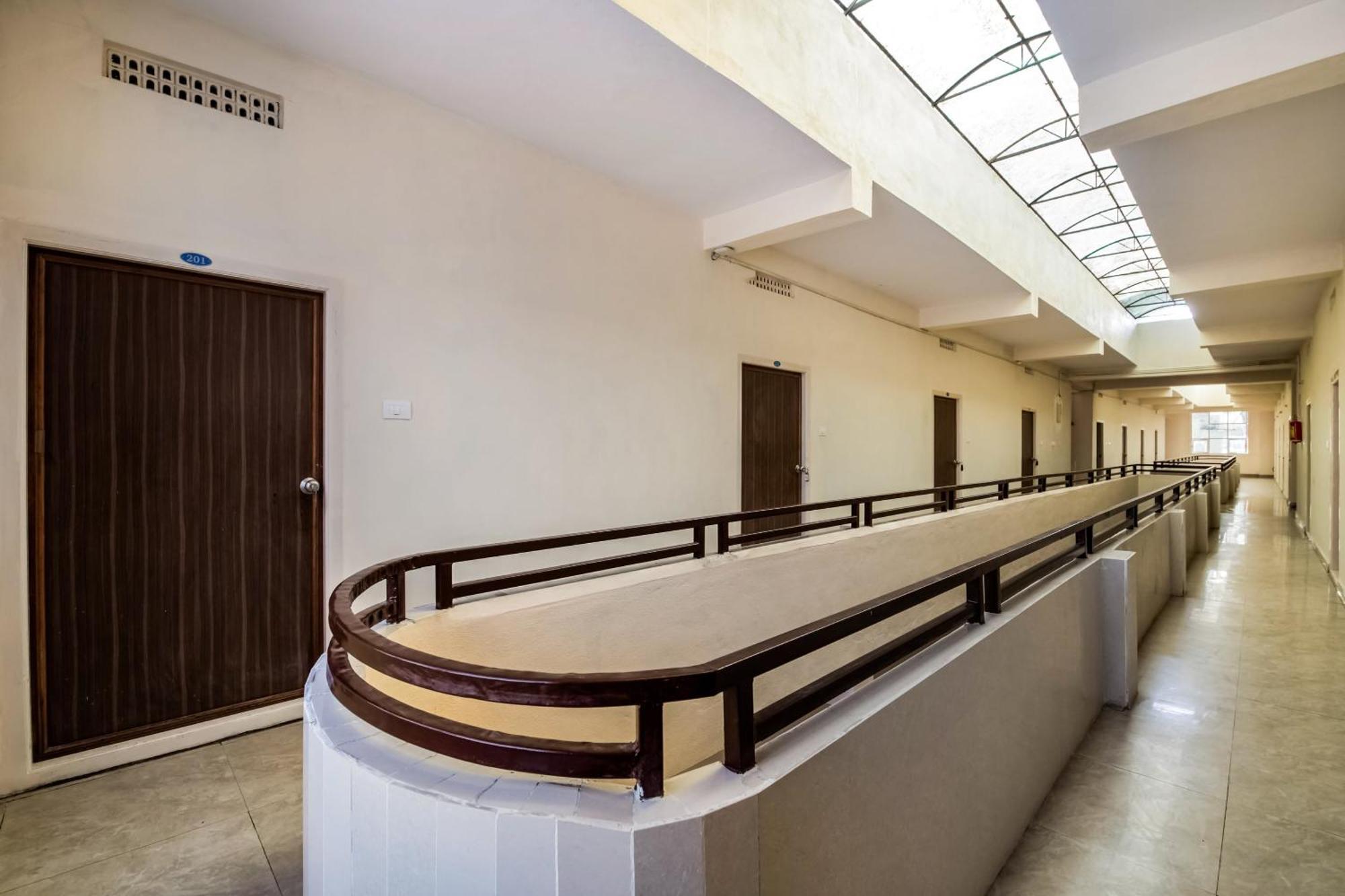 Super Oyo G P Residency Hotel Kākināda Exterior foto