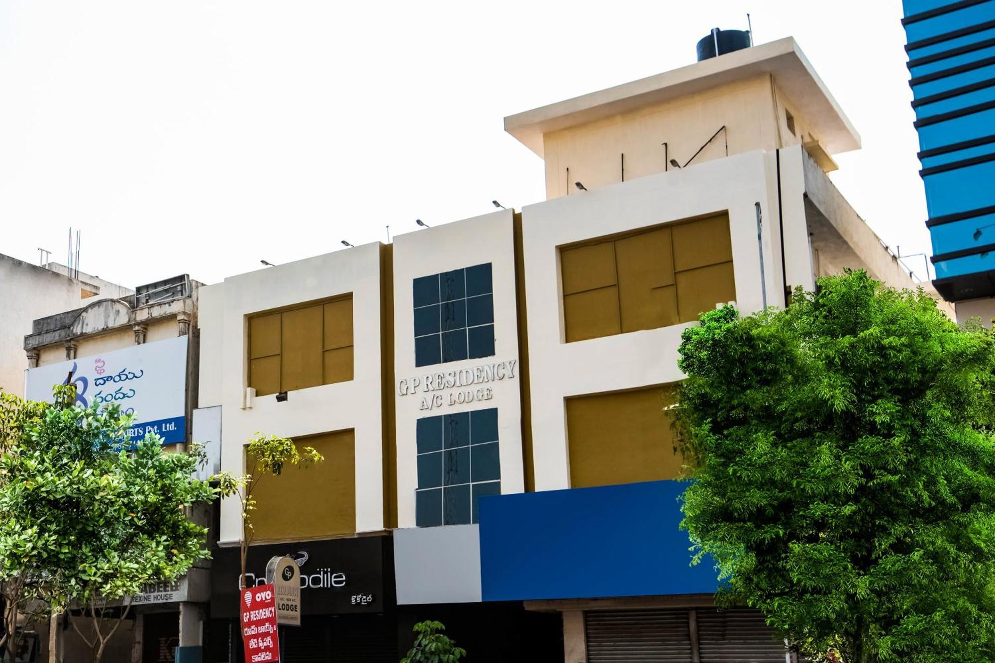 Super Oyo G P Residency Hotel Kākināda Exterior foto